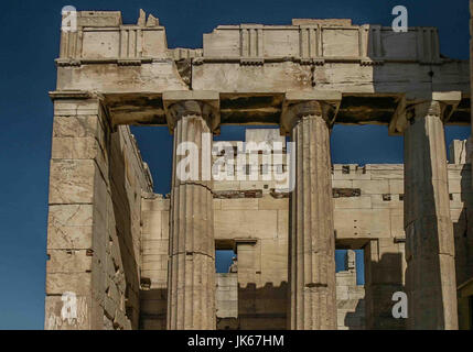 Athènes, Grèce. Sep 30, 2004. Vestiges de l'pinacotheca (photo gallery), et ses colonnes doriques. L'aile gauche du Propylaea, point d'entrée de l'ancien célèbre Acropole à Athènes, capitale de la Grèce, c'est un favori destination touristique internationale. Credit : Arnold Drapkin/ZUMA/Alamy Fil Live News Banque D'Images