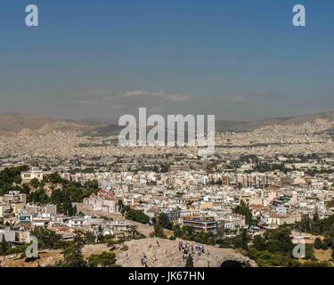 Athènes, Grèce. Sep 30, 2004. La ville d'Athènes, capitale de la Grèce, est considérée par les touristes de Mars Hill (aréopage), un affleurement rocheux, au nord-ouest de l'Acropole à Athènes, Grèce, un favori destination touristique internationale. Credit : Arnold Drapkin/ZUMA/Alamy Fil Live News Banque D'Images