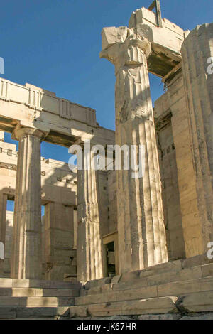 Athènes, Grèce. Sep 30, 2004. Vestiges de l'pinacotheca (photo gallery), et ses colonnes doriques. L'aile gauche du Propylaea, point d'entrée de l'ancien célèbre Acropole à Athènes, capitale de la Grèce, c'est un favori destination touristique internationale. Credit : Arnold Drapkin/ZUMA/Alamy Fil Live News Banque D'Images