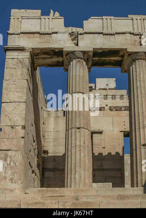 Athènes, Grèce. Sep 30, 2004. Vestiges de l'pinacotheca (photo gallery), et ses colonnes doriques. L'aile gauche du Propylaea, point d'entrée de l'ancien célèbre Acropole à Athènes, capitale de la Grèce, c'est un favori destination touristique internationale. Credit : Arnold Drapkin/ZUMA/Alamy Fil Live News Banque D'Images