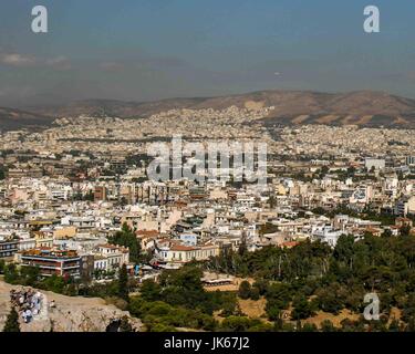 Athènes, Grèce. Sep 30, 2004. La ville d'Athènes, capitale de la Grèce, est considérée par les touristes de Mars Hill (aréopage), un affleurement rocheux, au nord-ouest de l'Acropole à Athènes, Grèce, un favori destination touristique internationale. Credit : Arnold Drapkin/ZUMA/Alamy Fil Live News Banque D'Images