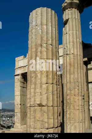 Athènes, Grèce. Sep 30, 2004. Vestiges de l'pinacotheca (photo gallery), et ses colonnes doriques. L'aile gauche du Propylaea, point d'entrée de l'ancien célèbre Acropole à Athènes, capitale de la Grèce, c'est un favori destination touristique internationale. Credit : Arnold Drapkin/ZUMA/Alamy Fil Live News Banque D'Images