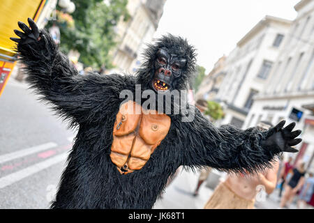 Avignon, France. 21 juillet, 2017. Un artiste joue dans la rue à Avignon, France, le 21 juillet 2017. Situé dans le département de Vaucluse, Avignon est l'un des plus attirant des destinations touristiques dans le sud de la France. Il est devenu célèbre pour le Festival annuel d'Avignon. Crédit : Chen Yichen/Xinhua/Alamy Live News Banque D'Images