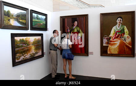 Nanning. 21 juillet, 2017. Les visiteurs regarder les oeuvres de peinture à l'huile par l'artiste coréen à Nanning Museum 21 juillet 2017. Quelque 200 oeuvres d'art créées par les artistes de la République populaire démocratique de Corée (RPDC) s'affichent dans une exposition de Nanning, capitale de la Chine du sud-ouest région autonome Zhuang du Guagnxi. Credit : créatrice Ailin Zhang/Xinhua/Alamy Live News Banque D'Images