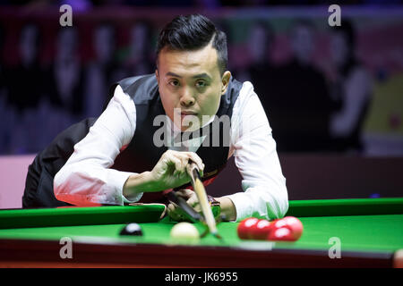 Hong Kong, Hong Kong. 22 juillet 2017. Marco Fu de Hong Kong joue un tir pendant la demi-finale contre Neil Robertson, de l'Australie au jour 3 de Hong Kong 2017 Masters de la Queen Elizabeth Stadium. Credit : Rayman Wai-man Cheuk/Alamy Live News Banque D'Images