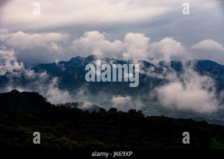 (170722) -- XINGTAI, 22 juillet 2017 (Xinhua) -- Photo prise le 22 juillet 2017 montre la montagne Taihang enveloppée de nuages dans Luluo Township, Xingtai Ville de Chine du Nord, Province de Hebei. (Xinhua/Mu Yu) (lb) Banque D'Images