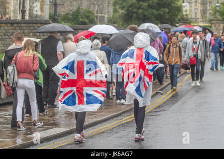 Windsor, Berkshire, Royaume-Uni. 22 juillet, 2017. Les touristes à l'abri de la pluie en crédit : Windsor amer ghazzal/Alamy Live News Banque D'Images