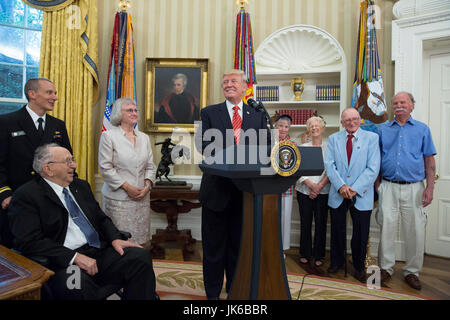 Le président américain, Donald J. Trump parle lors de la visite avec les survivants de l'USS Arizona à la Maison Blanche à Washington, DC, le 21 juillet 2017. Deux des survivantes vu dans la photo sont Lauren Bruner(en fauteuil roulant) et Donald Stratton(2ème à droite.) Crédit : Chris Kleponis/MediaPunch /CNP via Piscine Banque D'Images