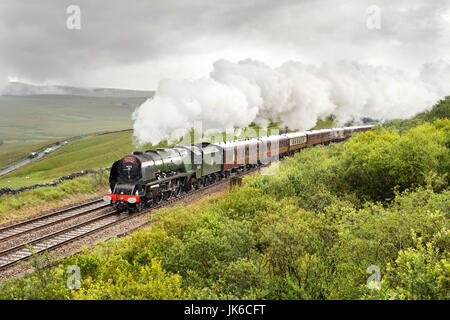 Ribblehead, UK. 22 juillet, 2017. En vertu rainclouds, la duchesse de Sutherland locomotive vapeur transporte la Cumbrian Mountain Express à destination de Carlisle sur la pittoresque ligne de chemin de fer Settle-Carlisle dans le Parc National des Yorkshire Dales. Photographié à Salt Lake Cottages près de Ribblehead, près de Ingleton, North Yorkshire, UK Crédit : John Bentley/Alamy Live News Banque D'Images