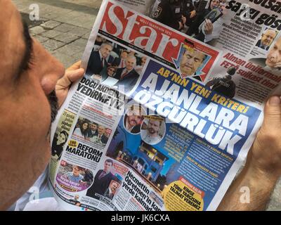 Un homme lit le journal turc populaire 'Star' à Istanbul, Turquie, 21 juillet 2017. Les citoyens allemands emprisonnés Deniz Yücel et Peter Steudtner peut être vu sur la couverture. Le sous-titre suivant "nouveau critère de l'UE : la liberté des opérateurs". Photo : Linda Dire/dpa Banque D'Images