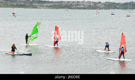 Portland, Dorset, UK. 22 juillet, 2017. Les gens faire de la planche à voile dans le port de Portland, en dépit de la mat et averses Crédit : Stuart fretwell/Alamy Live News Banque D'Images