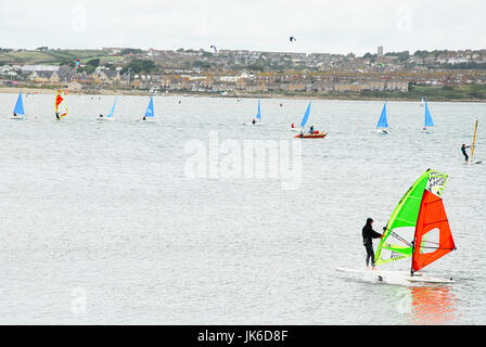 Portland, Dorset, UK. 22 juillet, 2017. Les gens faire de la planche à voile dans le port de Portland, en dépit de la mat et averses Crédit : Stuart fretwell/Alamy Live News Banque D'Images