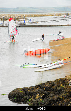 Portland, Dorset, UK. 22 juillet, 2017. Les gens faire de la planche à voile dans le port de Portland, en dépit de la mat et averses Crédit : Stuart fretwell/Alamy Live News Banque D'Images