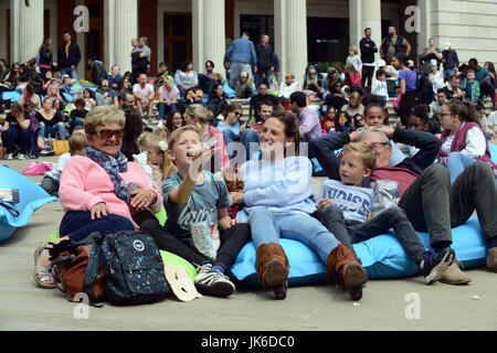 Les cinéphiles appréciant la libre du film, en plein air à Central Square, Brindleyplace. Le thème de cette année est 'Heroes Vs Villains' et demain est le dernier jour de sept jours du festival. Crédit : David Bagnall/Alamy Live News Banque D'Images