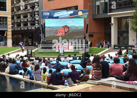 Les cinéphiles appréciant la libre du film, en plein air à Central Square, Brindleyplace. Le thème de cette année est 'Heroes Vs Villains' et demain est le dernier jour de sept jours du festival. Crédit : David Bagnall/Alamy Live News Banque D'Images