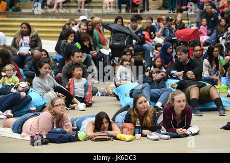 Les cinéphiles appréciant la libre du film, en plein air à Central Square, Brindleyplace. Le thème de cette année est 'Heroes Vs Villains' et demain est le dernier jour de sept jours du festival. Crédit : David Bagnall/Alamy Live News Banque D'Images