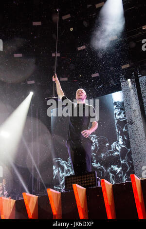 Locarno, Suisse. 21 juillet, 2017. Le groupe américain IMAGINE DRAGONS effectue sur scène à la Piazza Grande au cours de la 'Moon & Stars 2017' Credit : Rodolfo Sassano/Alamy Live News Banque D'Images