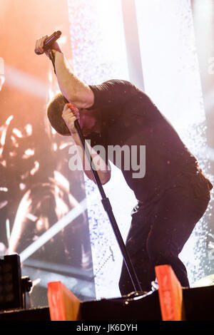 Locarno, Suisse. 21 juillet, 2017. Le groupe américain IMAGINE DRAGONS effectue sur scène à la Piazza Grande au cours de la 'Moon & Stars 2017' Credit : Rodolfo Sassano/Alamy Live News Banque D'Images