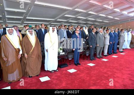 El Hammam, Marsa Matrouh (Egypte). 22 juillet, 2017. Le président égyptien, Abdel Fattah al-Sisi monte un véhicule avec des dirigeants arabes Cheikh Mohammed bin Zayed, Prince héritier d'Abu Dhabi, Salman Bin Hamad Al Khalifa, Prince héritier de Bahreïn, le Prince Khalid Al-Faisal, Gouverneur de la région, le général Khalifa Haftar, commandant dans l'Armée nationale libyenne et les membres de l'armée égyptienne à l'ouverture de la base militaire de Mohamed Najib Banque D'Images