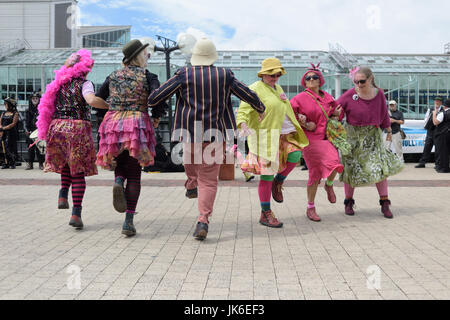 Kingston-uopn-Hull, dans le Yorkshire, UK. 22 juillet 2017. Folk traditionnel anglais danseurs et chanteurs produire hors des Princes Quay shopping centre dans le cadre de la ville de la culture 2017 célébrations. Crédit : Ian Francis/Alamy Live News Banque D'Images