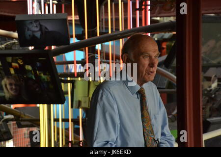 Sir Vince Cable MP, le chef des libéraux-démocrates, visite le Musée des sciences et de l'industrie (MOSI) à Manchester pour parler au personnel et prend un tour. Il est accompagné par John Leech, ex-député Withington Manchester, Manchester et conseiller municipal pour Didsbury Ouest. Vince parle avec les jeunes visiteurs intéressés à poursuivre une carrière en science et technologie. Banque D'Images