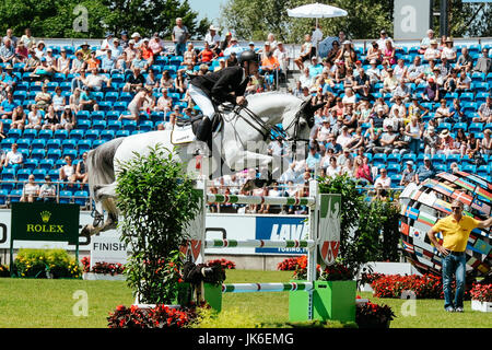 Showjumper Marcus Ehning sur Gin cheval Chin van het Lindenhof saute par dessus un obstacle lors de la Preis von Bayern tournoi au CHIO horse show à Aix-la-Chapelle le 21/07/17 . (Jan Haas/picture-alliance). Dans le monde d'utilisation | Banque D'Images