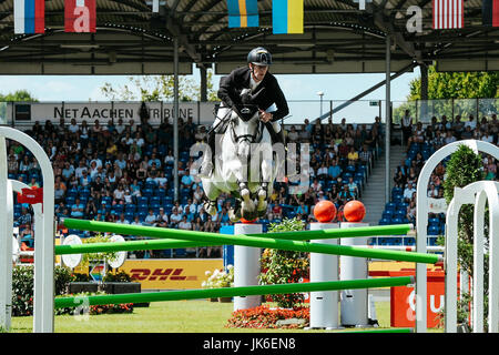 Showjumper Marcus Ehning sur Gin cheval Chin van het Lindenhof saute par dessus un obstacle lors de la Preis von Bayern tournoi au CHIO horse show à Aix-la-Chapelle le 21/07/17 . (Jan Haas/picture-alliance). Dans le monde d'utilisation | Banque D'Images