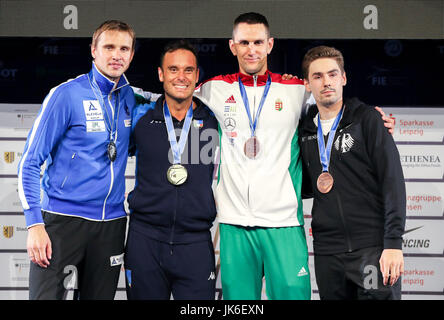 Leipzig, Allemagne. 22 juillet, 2017. L-R : épéistes Nikolai Novosjolow (Estonie, 2e place), Paolo Pizzo (Italie, 1e place), Andras Redli (Hongrie, la 3e place) et Richard Schmidt (Allemagne, la 3ème place) célébrer après avoir pris part à l'événement l'épée masculine au Championnats du monde d'escrime 2017 à Leipzig, Allemagne, 22 juillet 2017. Photo : Jan Woitas/dpa-Zentralbild/dpa/Alamy Live News Banque D'Images