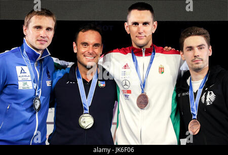 Leipzig, Allemagne. 22 juillet, 2017. L-R : épéistes Nikolai Novosjolow (Estonie, 2e place), Paolo Pizzo (Italie, 1e place), Andras Redli (Hongrie, la 3e place) et Richard Schmidt (Allemagne, la 3ème place) célébrer après avoir pris part à l'événement l'épée masculine au Championnats du monde d'escrime 2017 à Leipzig, Allemagne, 22 juillet 2017. Photo : Jan Woitas/dpa-Zentralbild/dpa/Alamy Live News Banque D'Images