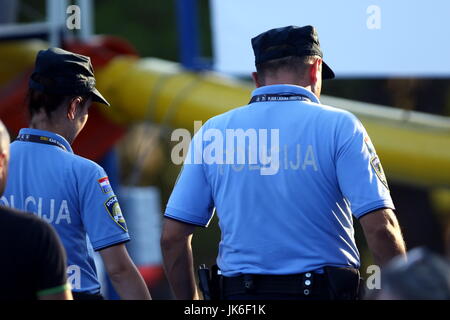 Umag, Croatie. 22 juillet, 2017. Un couple de policiers au cours de la demi-finale match Lorenzi v Giannessi au 28e ATP Umag Croatie Plava laguna au tournoi à la Goran Ivanisevic, stade ATP le 22 juillet 2017 à Umag. Credit : Andrea Spinelli/Alamy Live News Banque D'Images