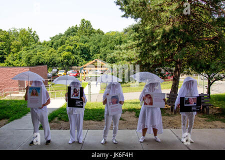 Philadelphie, USA. 22 juillet, 2017. Des militants de l'étape d'armes à feu contre les gays groupe une action en dehors d'une exposition d'armes à feu dans la région de Philadelphie, samedi, 22 juillet 2017. Alors que certains manifestants ont eu lieu manifestations silencieuse au nom des victimes de la violence par arme à feu, d'autres engagés avec les clients à discuter de la prévalence des armes à feu en cas de violence familiale. Crédit : Michael Candelori/Alamy Live News Banque D'Images