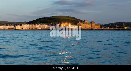 Aberystwyth, Ceredigion, pays de Galles, Royaume-Uni 22 Juillet 2017. Météo France : le coucher du soleil en fin de journée à Aberystwyth, comme les réflexions du soleil scintillent de la station balnéaire et de propriétés à travers l'eau de la Baie de Cardigan, sur la côte ouest. © Ian Jones/Alamy Live News. Banque D'Images