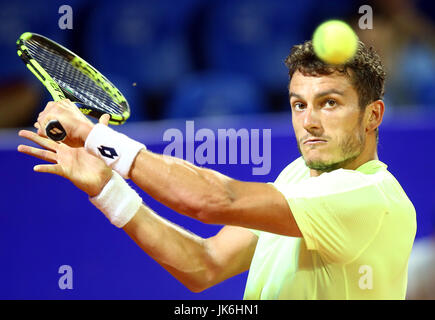 Umag, Croatie. 22 juillet, 2017. Alessandro Giannessi de l'Italie renvoie la balle au cours de la demi-finale du tournoi contre son compatriote Paolo Lorenzi à l'ATP Croatie 2017 ouvert à Umag, Croatie, le 22 juillet 2017. Alessandro Giannessi a perdu 1-2. Credit : Slavko Midzor/Xinhua/Alamy Live News Banque D'Images