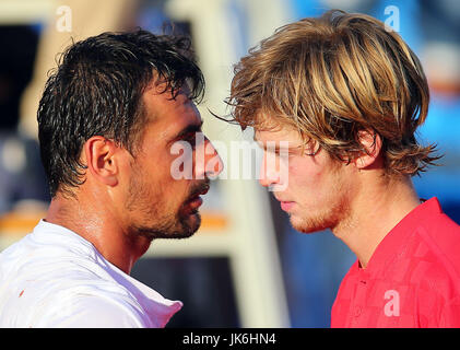 Umag, Croatie. 22 juillet, 2017. Ivan Dodig (L) de la Croatie et Andrey Rublev de Russie sont vus au cours de leur demi-finale du tournoi ATP à l'Open 2017 à Umag Croatie, Croatie, le 22 juillet 2017. Ivan Dodig a perdu 0-2. Credit : Marija Galoic/Xinhua/Alamy Live News Banque D'Images