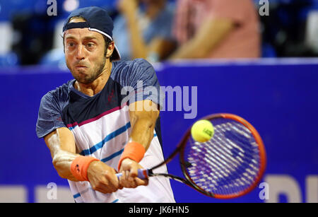 Umag, Croatie. 22 juillet, 2017. Paolo Lorenzi de l'Italie renvoie la balle au cours de la demi-finale du tournoi contre son compatriote Alessandro Giannessi à l'ATP Croatie 2017 ouvert à Umag, Croatie, le 22 juillet 2017. Paolo Lorenzi a gagné 2-1. Credit : Slavko Midzor/Xinhua/Alamy Live News Banque D'Images