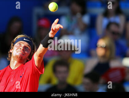 Umag, Croatie. 22 juillet, 2017. Andreï Roublev sert de la Russie au cours de la demi-finale du tournoi contre Ivan Dodig de Croatie à la Croatie en 2017 ATP Umag, Croatie, le 22 juillet 2017. Andreï Roublev a gagné 2-0. Credit : Marija Galoic/Xinhua/Alamy Live News Banque D'Images