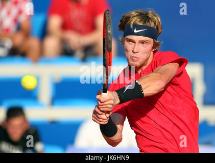 Umag, Croatie. 22 juillet, 2017. Andreï Roublev de Russie renvoie la balle au cours de la demi-finale du tournoi contre Ivan Dodig de Croatie à la Croatie en 2017 ATP Umag, Croatie, le 22 juillet 2017. Andreï Roublev a gagné 2-0. Credit : Marija Galoic/Xinhua/Alamy Live News Banque D'Images