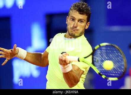 Umag, Croatie. 22 juillet, 2017. Alessandro Giannessi de l'Italie renvoie la balle au cours de la demi-finale du tournoi contre son compatriote Paolo Lorenzi à l'ATP Croatie 2017 ouvert à Umag, Croatie, le 22 juillet 2017. Alessandro Giannessi a perdu 1-2. Credit : Slavko Midzor/Xinhua/Alamy Live News Banque D'Images