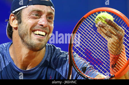 Umag, Croatie. 22 juillet, 2017. Paolo Lorenzi d'Italie sert pendant la demi-finale du tournoi contre son compatriote Alessandro Giannessi à l'ATP Croatie 2017 ouvert à Umag, Croatie, le 22 juillet 2017. Paolo Lorenzi a gagné 2-1. Credit : Slavko Midzor/Xinhua/Alamy Live News Banque D'Images