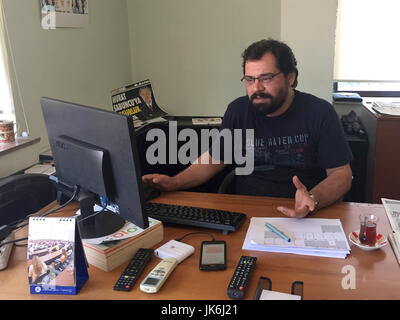 Istanbul, Turquie. 12 juillet, 2017. Bülent Özdogan, éditeur du gouvernement resonsible journal turc Cumhuriyet 'critique' est assis à son bureau dans le bureau à Istanbul, Turquie, 12 juillet 2017. Photo : Mirjam Schmitt/dpa/Alamy Live News Banque D'Images