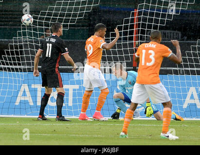 Washington, DC, USA. 22 juillet, 2017. 20170722 - Houston Dynamo avant MAURO MANOTAS (19) et Houston Dynamo RICARDO milieu CLARK (13) célébrer un but par Houston Dynamo avant Andrew Wenger, D.C. United gardien passé TRAVIS WORRA (1) gardien (1) TRAVIS WORRA et D.C. United Sébastien le toux (11), dans la première moitié au Stade RFK à Washington. Credit : Chuck Myers/ZUMA/Alamy Fil Live News Banque D'Images