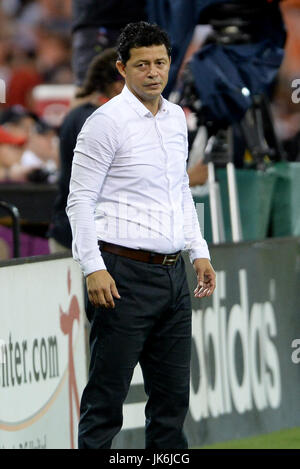 Washington, DC, USA. 22 juillet, 2017. 20170722 - entraîneur-chef Dynamo de Houston WILMER CABRERA vérifie son banc pendant la seconde moitié contre D.C. United au Stade RFK à Washington. Credit : Chuck Myers/ZUMA/Alamy Fil Live News Banque D'Images