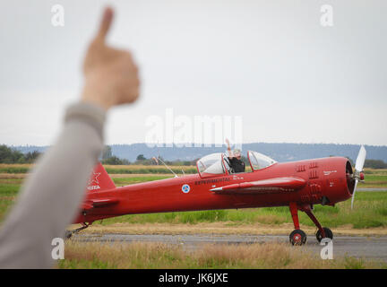 Vancouver, Canada. 22 juillet, 2017. Un pilote salue la foule après l'atterrissage à la baie Boundary air show à Delta, Canada, le 22 juillet 2017. Le spectacle aérien de Boundary Bay avec des spectacles d'acrobatie aérienne et l'exposition statique du moderne au avions lancé à Delta, le samedi. Credit : Liang Sen/Xinhua/Alamy Live News Banque D'Images