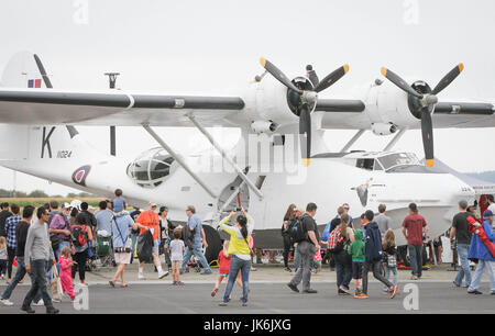 Vancouver, Canada. 22 juillet, 2017. Personnes visitent la baie Boundary air show à Delta, Canada, le 22 juillet 2017. Le spectacle aérien de Boundary Bay avec des spectacles d'acrobatie aérienne et l'exposition statique du moderne au avions lancé à Delta, le samedi. Credit : Liang sen/Xinhua/Alamy Live News Banque D'Images