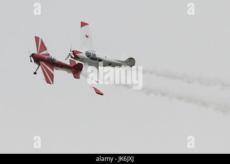 Vancouver, Canada. 22 juillet, 2017. Deux avions effectuer une démonstration en vol à l'air show de Boundary Bay à Delta, Canada, le 22 juillet 2017. Le spectacle aérien de Boundary Bay avec des spectacles d'acrobatie aérienne et l'exposition statique du moderne au avions lancé à Delta, le samedi. Credit : Liang Sen/Xinhua/Alamy Live News Banque D'Images