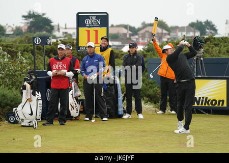 Southport, Merseyside, Royaume-Uni. 21 juillet, 2017. (R-L) Brooks Koepka (USA), Tommy Fleetwood (FRA), Hideki Matsuyama (JPN) Golf : Brooks Koepka de United States tees off au 11ème trou au cours de la deuxième série de la 146e British Open Golf Championship au Royal Birkdale Golf Club à Southport, Merseyside, Angleterre . Credit : Koji Aoki/AFLO SPORT/Alamy Live News Banque D'Images