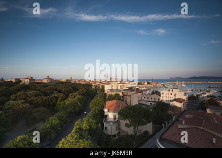 Italie, Sardaigne, dans l'ouest de la Sardaigne, Alghero, ville aérienne vue depuis l'Est, matin Banque D'Images