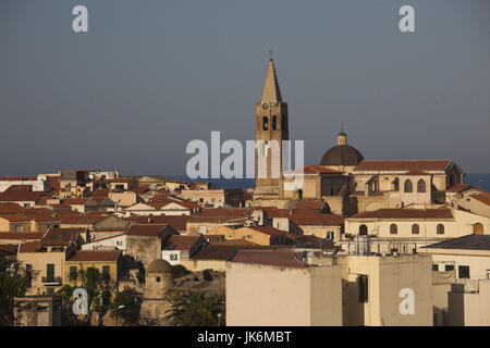 Italie, Sardaigne, dans l'ouest de la Sardaigne, Alghero, aérienne sur la ville de l'ouest, le lever du soleil Banque D'Images