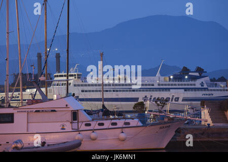 Italie, Sardaigne, Sardaigne orientale, région de l'Ogliastra, Arbatax, port et island ferry, soir Banque D'Images