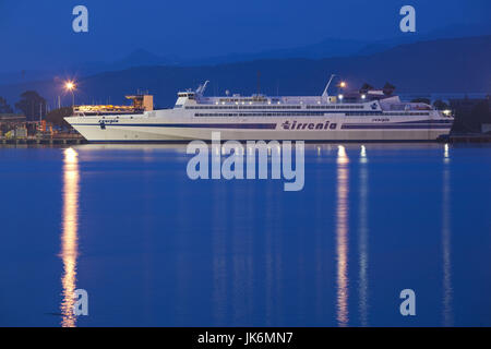 Italie, Sardaigne, Sardaigne orientale, région de l'Ogliastra, Arbatax, port et island ferry, Dawn Banque D'Images